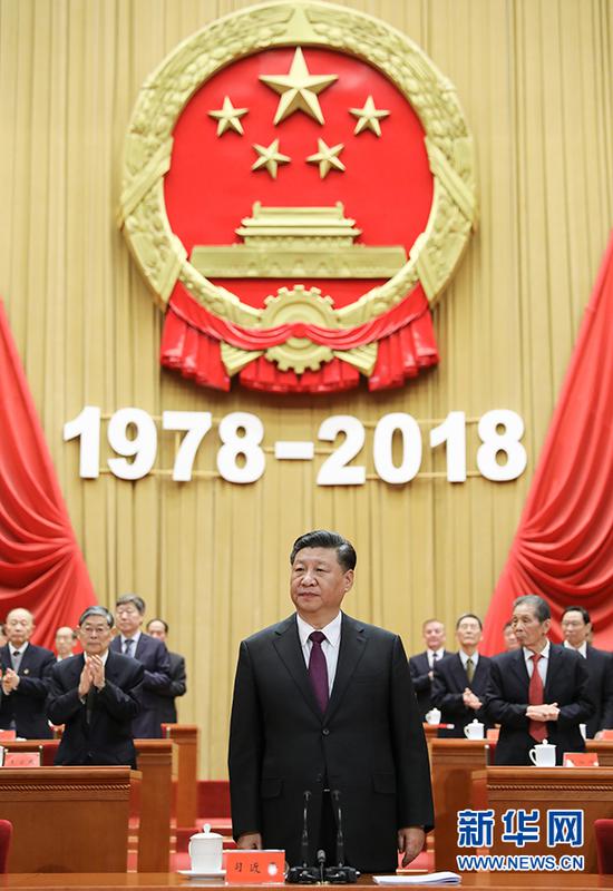 12月18日，慶祝改革開放40周年大會在北京人民大會堂隆重舉行。中共中央總書記、國家主席、中央軍委主席習近平在大會上發(fā)表重要講話。這是習近平在主席臺向全場致意。 新華社記者 鞠鵬 攝